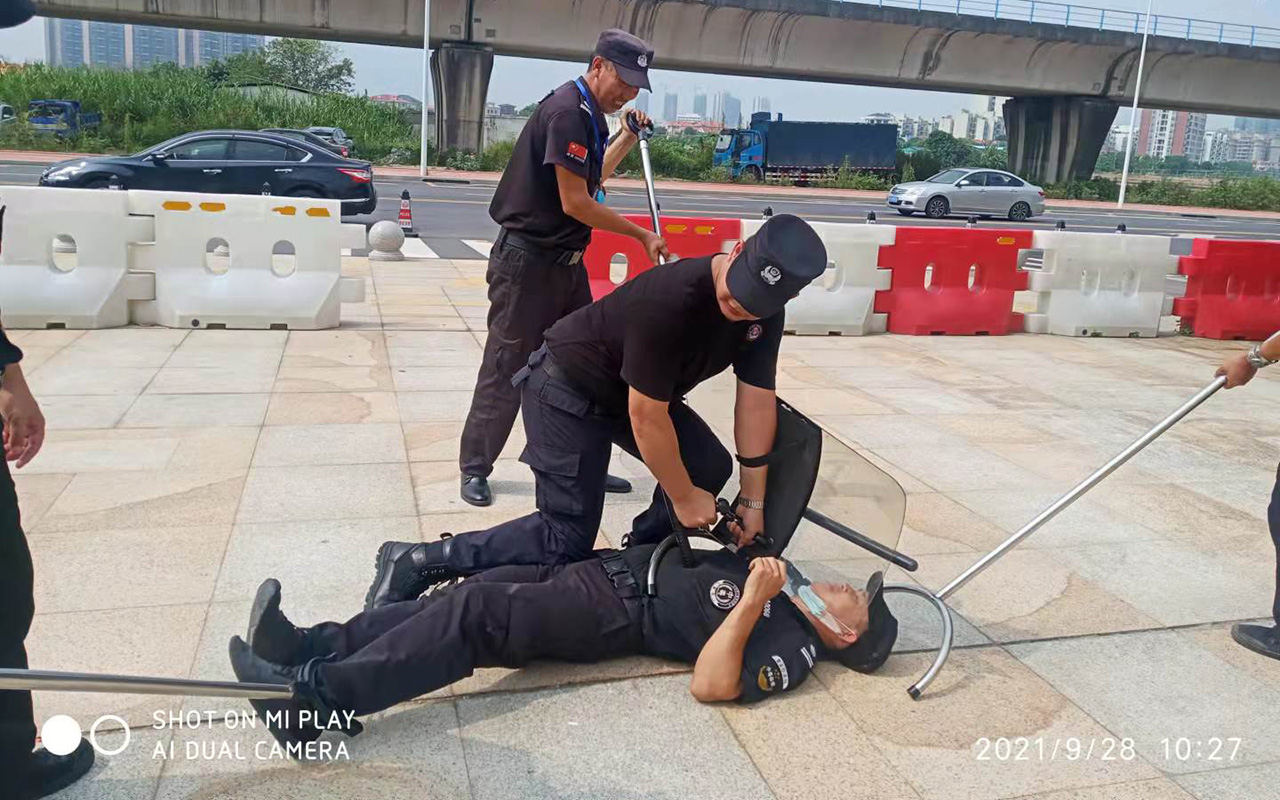 【技能培訓】為鞏固國慶長假安全守護工作,崗位展開節前安全防暴演練活動